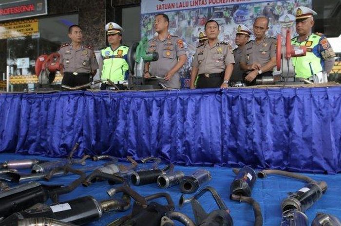 Satlantas Polresta Bandar Lampung memusnahkan 257 knalpot racing hasil razia di halaman mapolresta, Kamis (13/2/2020). 