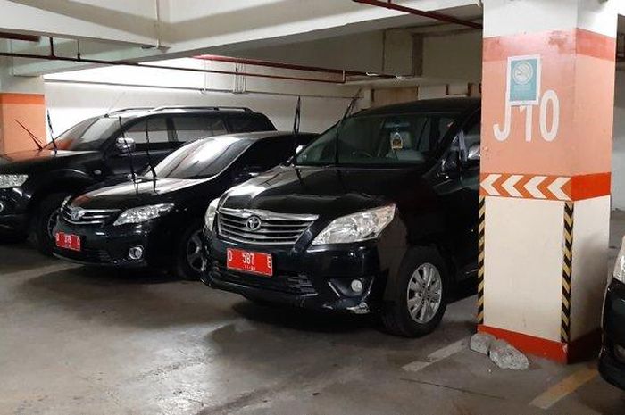 Toyota Kijang Innova, Corolla Altis dan Mitsubishi PajeroSport pelat merah terparkir sejak 2018 lalu di parkiran mall