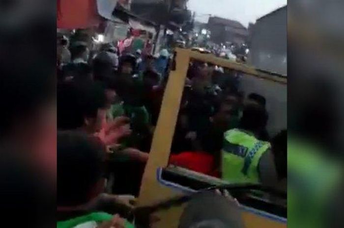 Cuplikan video, detik-detik pengemudi truk box dihajar massa karena kabur usai tabrak motor dan mobil di Bojonggede, kabupaten Bogor