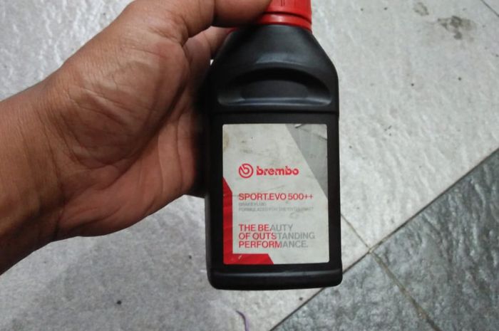 Ilustrasi minyak rem DOT tinggi