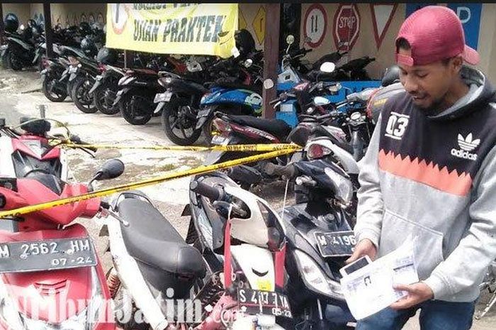 Salah satu warga yang mengambil motornya di Mapolres Bangkalan 