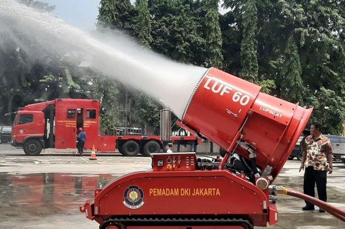 LUF 60, mobil robot pemadam milik Dinas Penanggulangan Kebakaran dan Penyelamatan DKI Jakarta seharga Rp 8 miliar