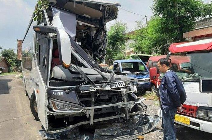 Kondisi Bus Sleeper Class milik PO Sinar Jaya yang teriris tejang truk meluncur di tol Ungaran-Bawen