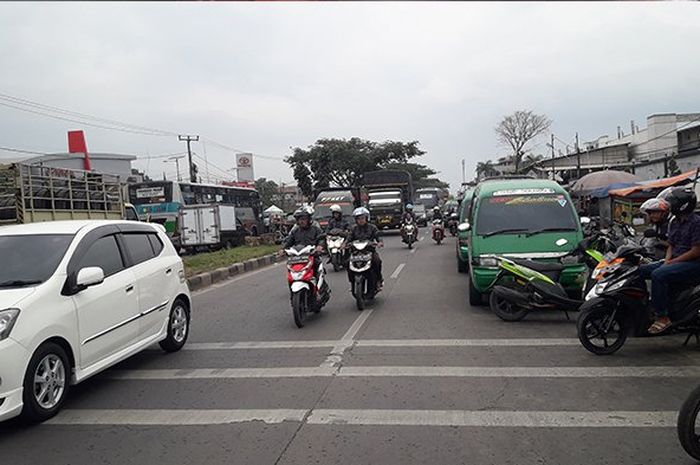 Ilustrasi keramaian suasan lalu lintas di Jalan Raya Rancaekek KM 6, Kabupaten Bandung.