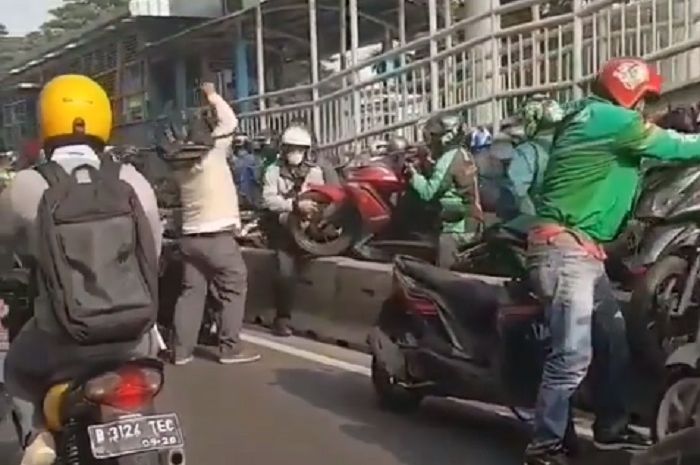 Puluhan pemotor nekat terobos jalur Busway, kocar-kacir setelah ada polisi.