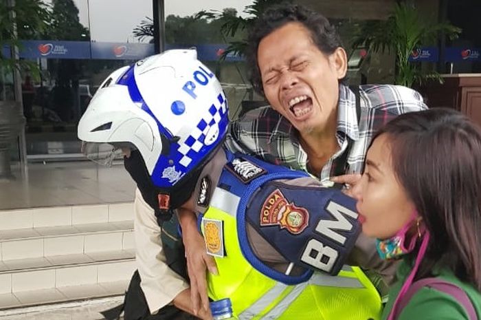 Aksi heroik petugas menggendong orang terkena jantung