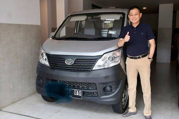 Mantan Menteri ESDM Ignasius Jonan berfoto bersama Esemka Bima 1.2 miliknya