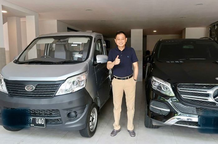 Ignasius Jonan bersanding dengan koleksi mobilnya, salah satunya Esemka Bima