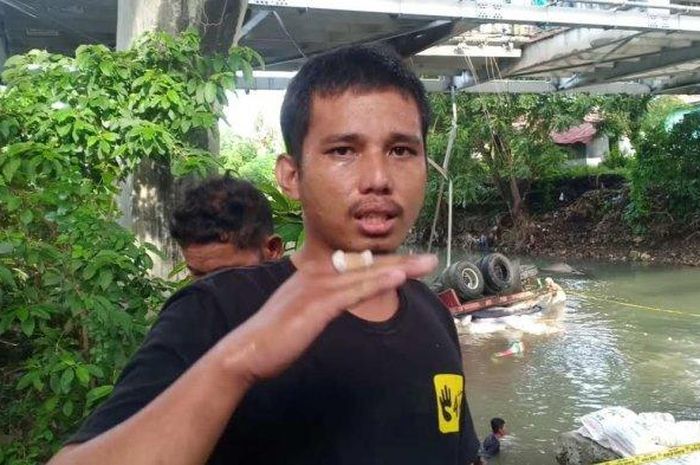 Fikram mengaku kaget saat truknya mundur hingga nyemplung sungai