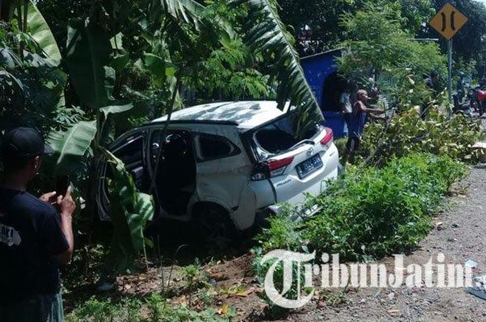 Kondisi Toyota Rush yang mengalami kerusakan setelah terlibat kecelakaan dengan Suzuki Ertiga dan satu motor