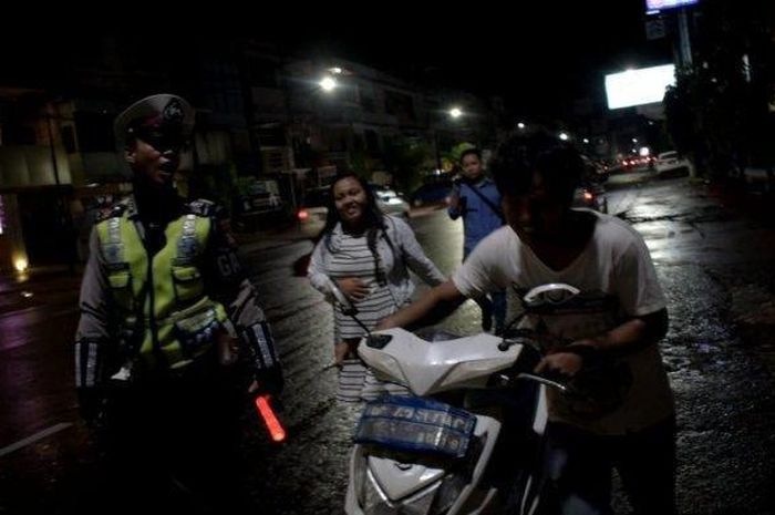 Mencoba Kabur Dari Razia Polisi, Eh Istri Yang Lagi Hamil 4 Bulan Ketinggalan, &quot;Hei Mas! Mau ke Mana?&quot;