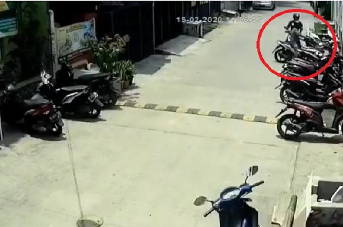 Aksi maling Honda BeAT yang melakukan aksinya hanya dalam sekejap