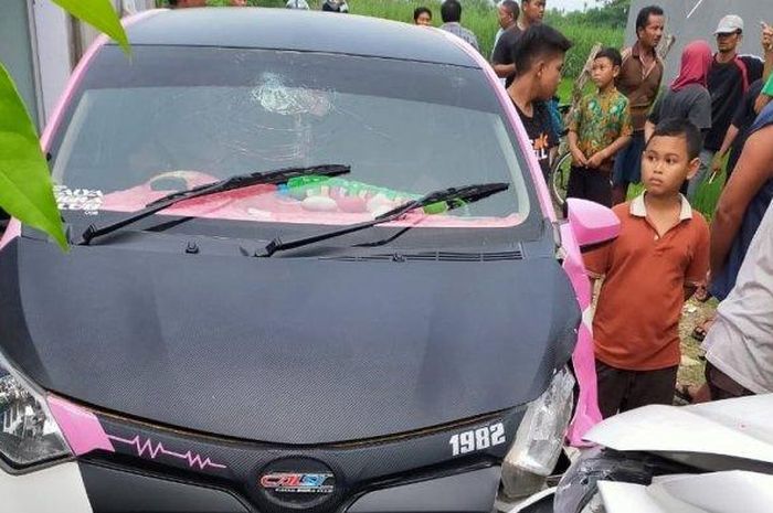  Mobil pelaku residivis yang kabur menabrak mobil petugas kepolisian setelah  aksi kejar-kejaran, Selasa (11/2/2020)