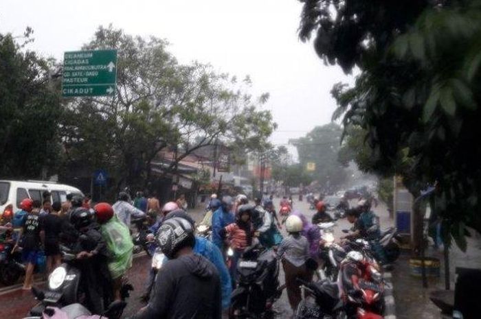 Sejumlah motor mogok setelah dipaksa pengendaranya menerjang banjir di Jalan A H Nasution, Kota Bandung, Minggu (16/2/2020).  