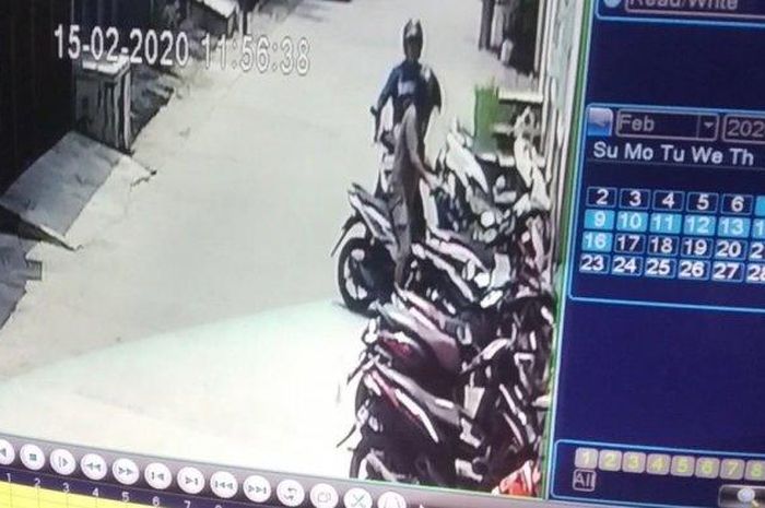 Rekaman CCTV dua maling motor di Jalan Swasembada Barat, Kelurahan Kebon Bawang, Tanjung Priok, Jakarta Utara.  