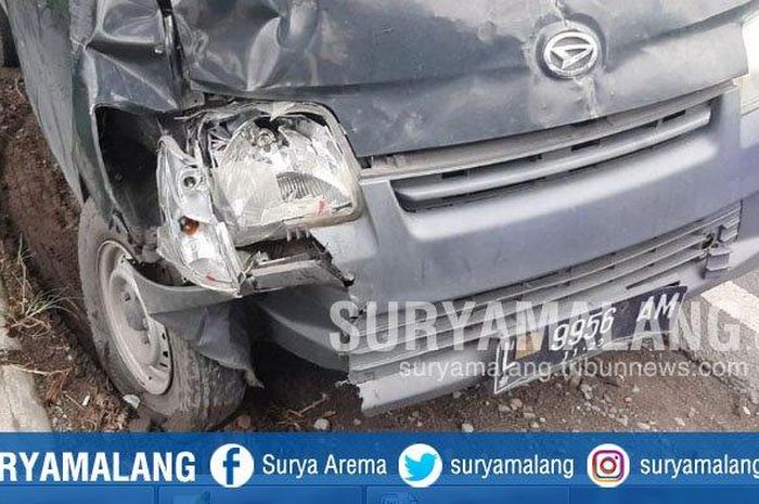 Mobil pikap yang kecelakaan di Jalan Raya Desa Tunggorono, Kecamatan Jombang Kota, Jombang, Senin (17/2/2020).  