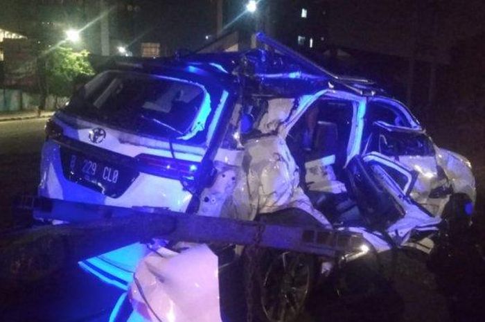 Mobil Toyota Fortuner berpelat nomor B 229 CLO tertabrak kereta api Gumarang, di perlintasan kereta, Jalan Industri arah Timur, Jakarta Pusat, Minggu (16/2/2020) malam.  