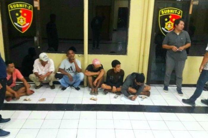 Enam juru parkir liar yang beroperasi di Taman Suropati diamankan Polsek Metro Menteng, Jakarta Pusat, Sabtu (15/2/2029) malam.  