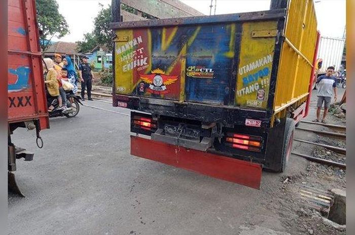 Sebuah truk mengalami patas as roda di perlintasan kereta api di Jalan Raya Cicalengka, di wilayah Desa Cikuya, Kecamatan Cicalengka, Kabupaten Bandung, Senin (17/2/2020). 