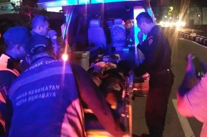 Tim Medis Pemkot Surabaya saat mengevakuasi korban jambret di kawasan Jalan Biliton, Gubeng, Minggu (16/2/2020) dini hari.  