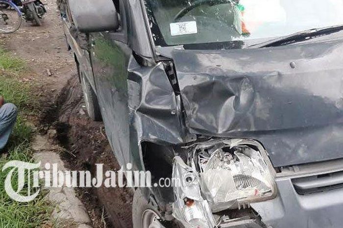 Daihatsu Gran Max terjang Honda BeAT dan dua Honda Vario di Jombang hingga satu pengendara tewas di lokasi