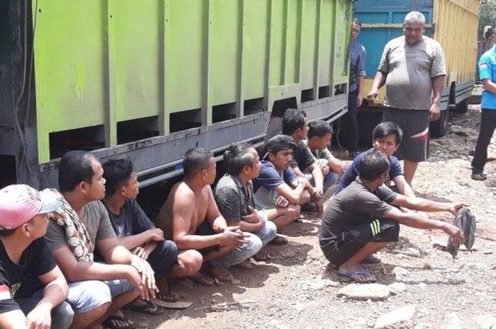 Para awak truk saat diamankan personel BNN di Cipayung, Jakarta Timur, Selasa (18/2/2020) 