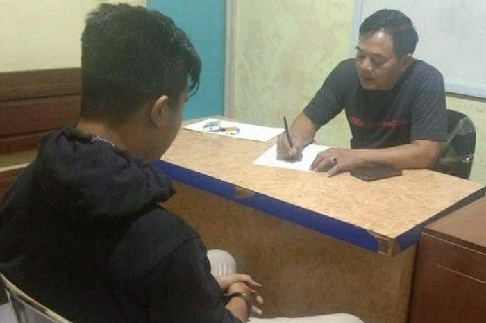 Anggota opsnal sedang mengumpulkan bahan keterangan untuk pendalaman kasus pencurian mobil di gang widuri 2 Perumahan Genuk indah, Sabtu (15/2/2020). 