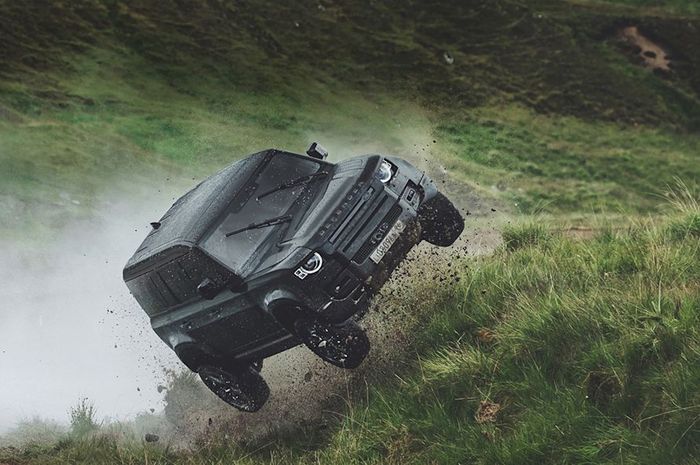 Land Rover Defender dalam teaser film James Bond No Time to Die