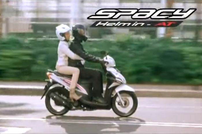 Ashraf Sinclair dan BCL saat membintangi iklan Honda Spacy.