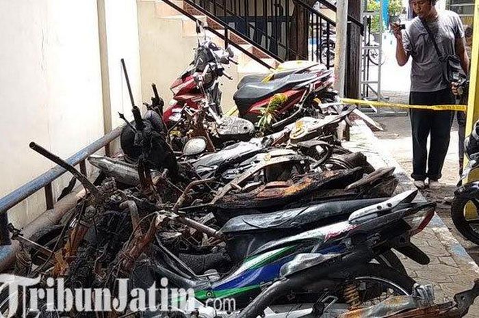 Sejumlah motor yang rusak ringan dan rusak berat diamankan di Polres Blitar Kota, Rabu (19/2/2020). 