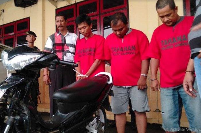 Miftahul Arifin (paling kiri) dan dua pelaku curanmor beserta Barang Bukti (BB) di Mapolres Sampang, Rabu (19/2/2020).   