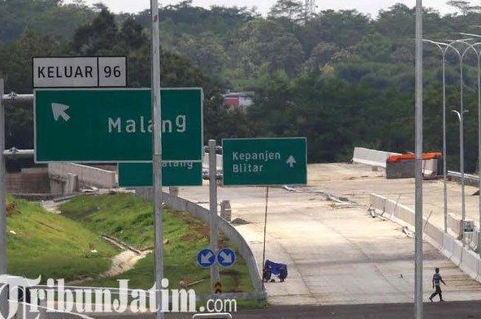 Papan penunjuk jalan di Tol Pandaan Malang yang mengarah ke Kepanjen dan Blitar 