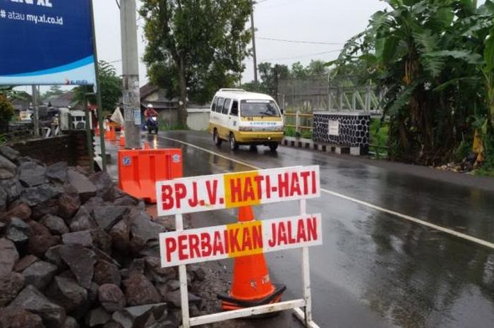 Ilustrasi jalan rusak