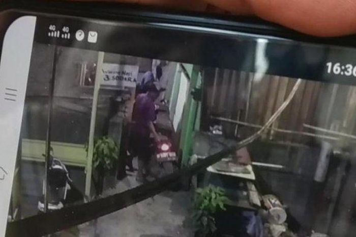 Foto rekaman CCTV yang merekam aksi tiga maling motor di Jalan Kapuk Muara, Penjaringan, Jakarta Utara.  