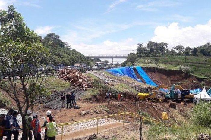 Longsor kecil di Jalan Tol Cipularang