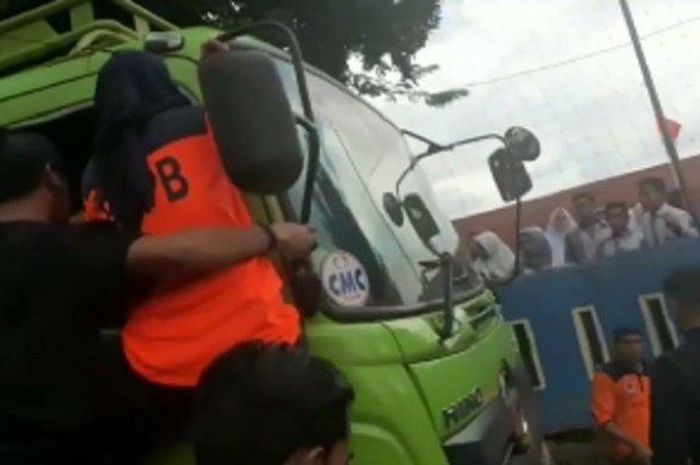 Tampak Bupati Lebak tengah marah kepada sopir truk sampai naik ke truk