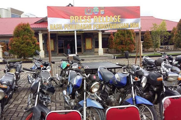 Barang bukti pendistribusian BBM di SPBU Jalan Sengkawit, Kecamatan Tanjung Selor, Kabupaten Bulungan, Kalimantan Utara.