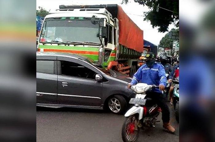 Toyota Agya ditubruk truk hingga terseret puluhan meter