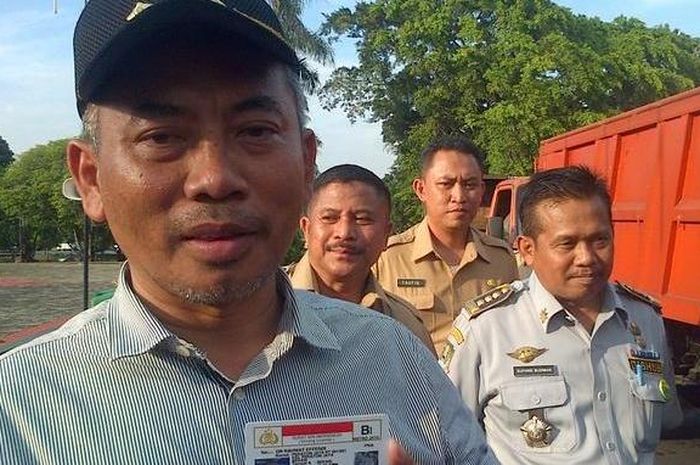 Wali Kota Bekasi, Rahmat Effendi, menunjukkan SIM B1, (14/1)