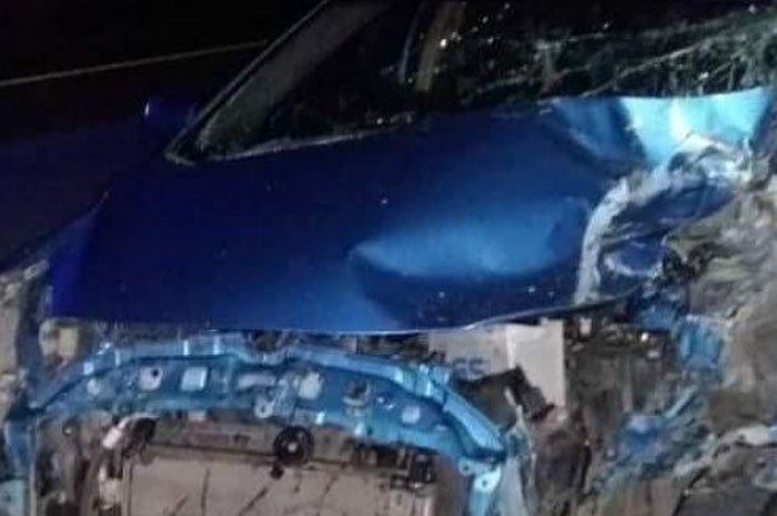 Bagian depan Toyota Limo rusak setelah menabrak bagian belakang truk di Tol Surabaya-Mojokerto (Sumo) KM 733+2, Jumat (21/02/2020) dini hari.
