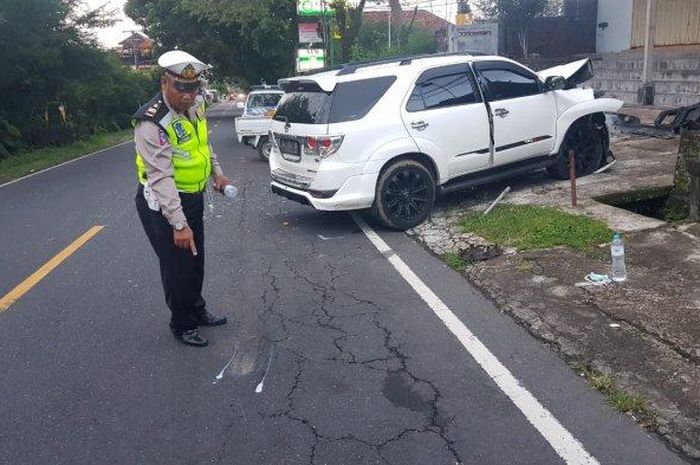 Toyota Fortuner terjang Suzuki Carry pikap di Tabanan, Bali