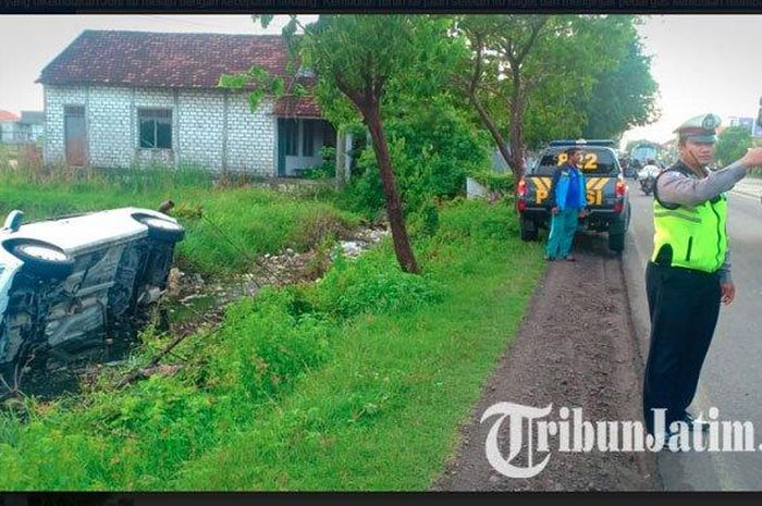 Honda Mobilio yang terguling selokan di Duduksampeyan, Gresik, Jatim
