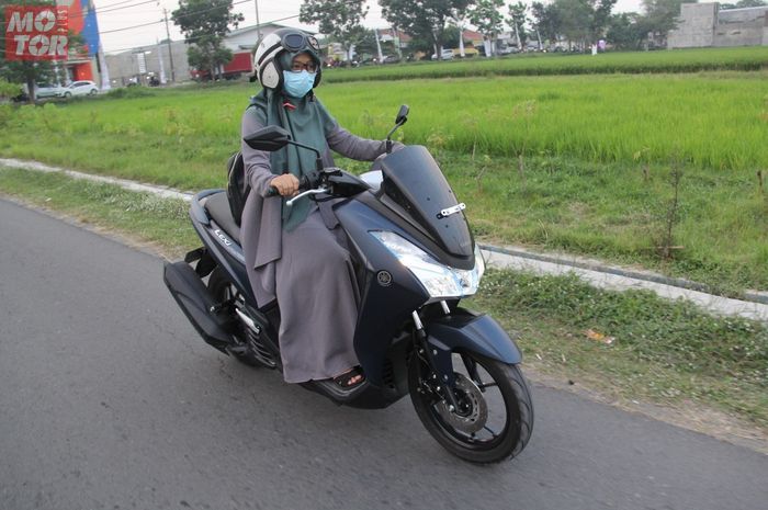 Ilustrasi cewek berhijab naik motor