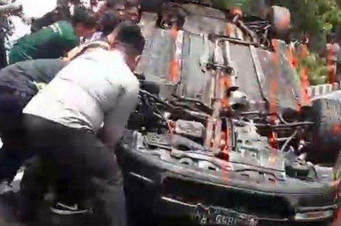 Tabrak tiga motor, Honda Accord dibikin telentang dan nyaris gosong oleh massa