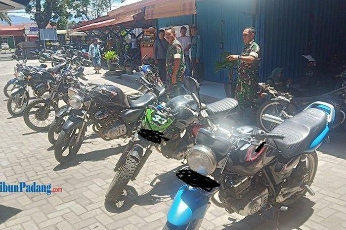 Deretan motor yang tangkinya dimodifikasi