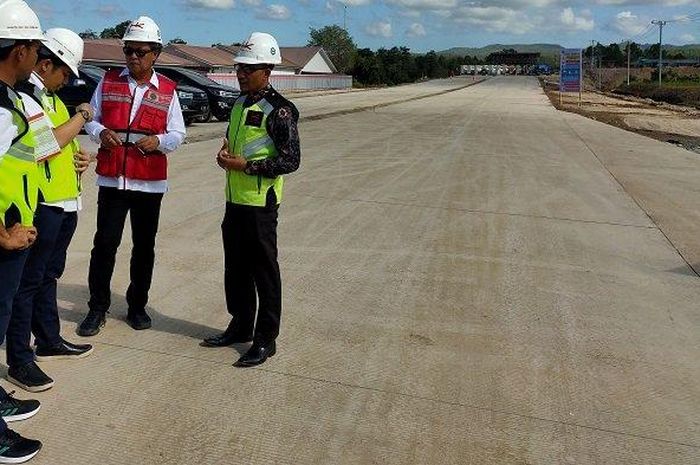 Project Director Jalan Tol ruas Sigli-Banda Aceh memantau gerbang tol Blangbintang