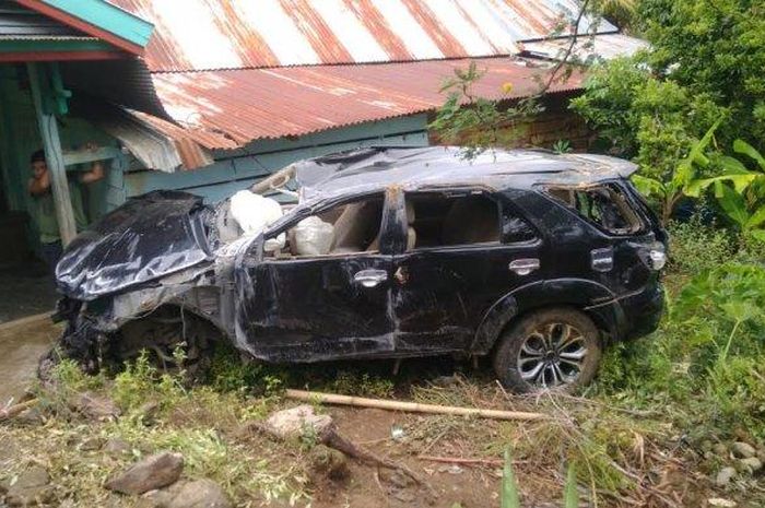 Toyota Fortuner ringsek setelah terguling di jalan menurun hingga akhirnya menghempas rumah warga