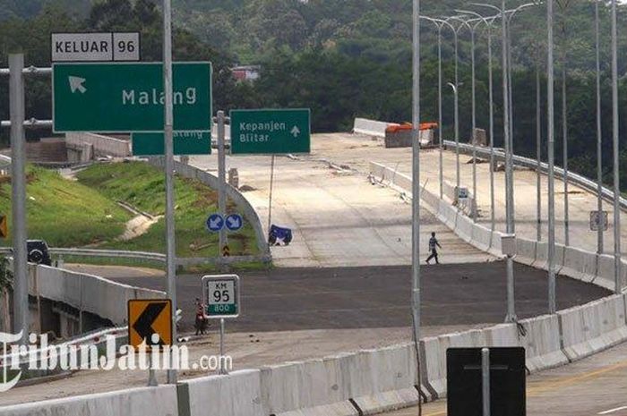 SEGERA BEROPERASI - Pekerja beraktivitas di jalan tol Malang-Pandaan (Mapan) Seksi V di Desa Sekarpuro, Kecamatan Pakis, Kabupaten Malang, Selasa(4/2/2020).