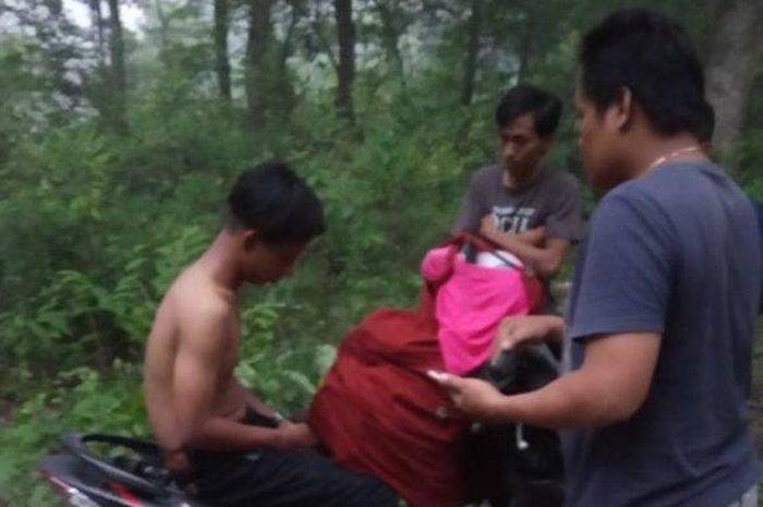 Pelaku yang mencuri pakaian dalam milik warga Dukuh Krajan, Desa Jomboran, Kecamatan Klaten Tengah, Kabupaten Klaten, saat ditangkap warga. 