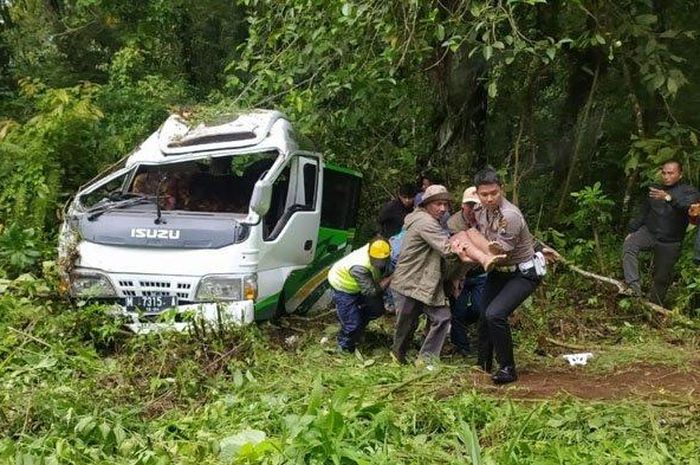 Kondisi minibus saat petugas berupaya evakuasi korban di Banyuwangi 